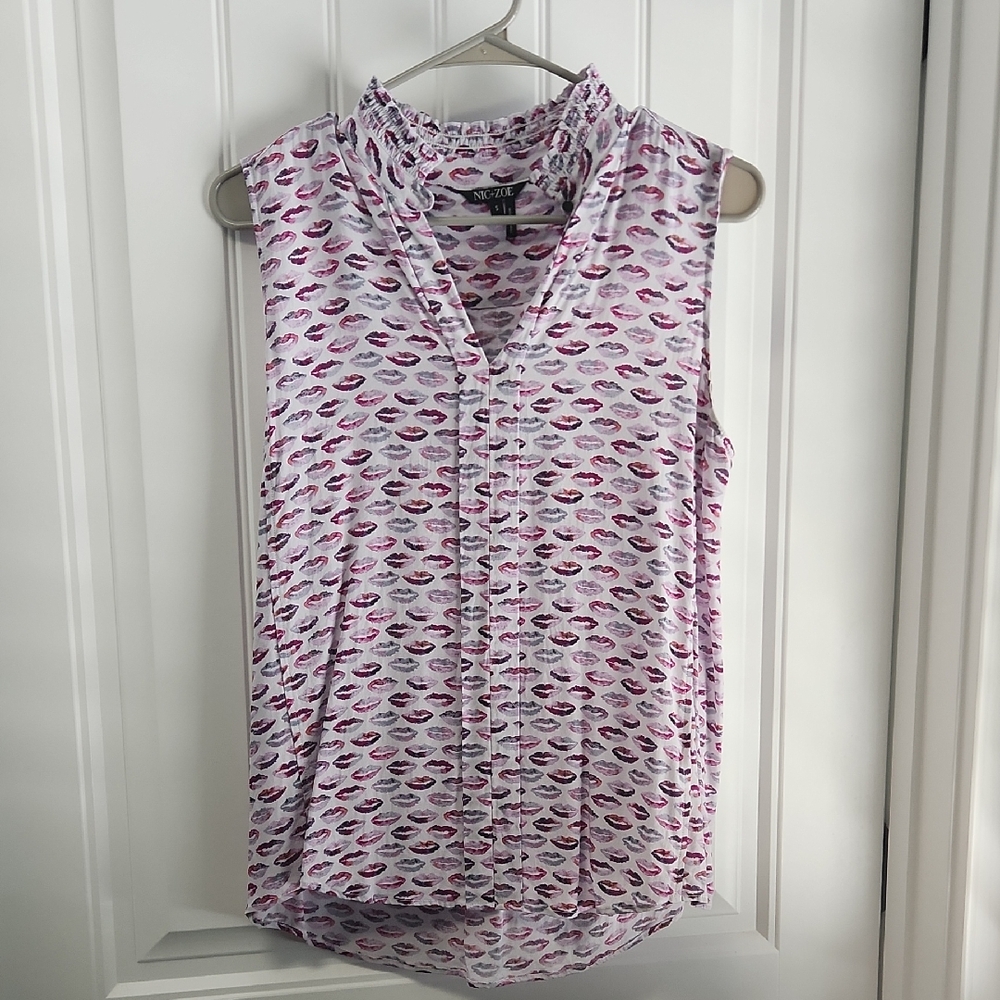 NIC+ZOE Sleeveless Blouse with Pink and Purple Lip Print